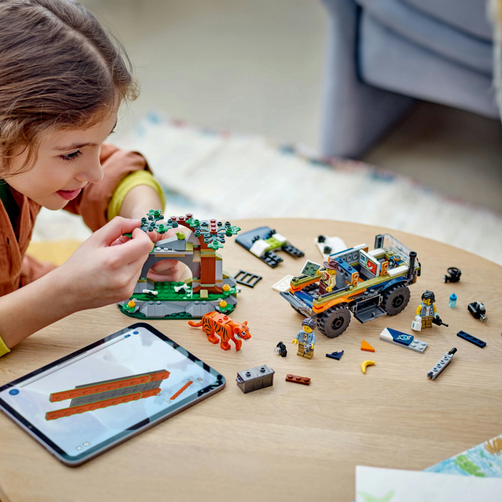 LEGO City Camionul off-road al unui explorator al junglei, varsta de la 6 ani la 9 ani [5]