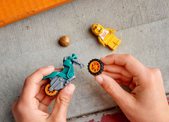 Lego city Motocicleta de cascadorii Gaina, varsta de la 5 ani la 12 ani [7]