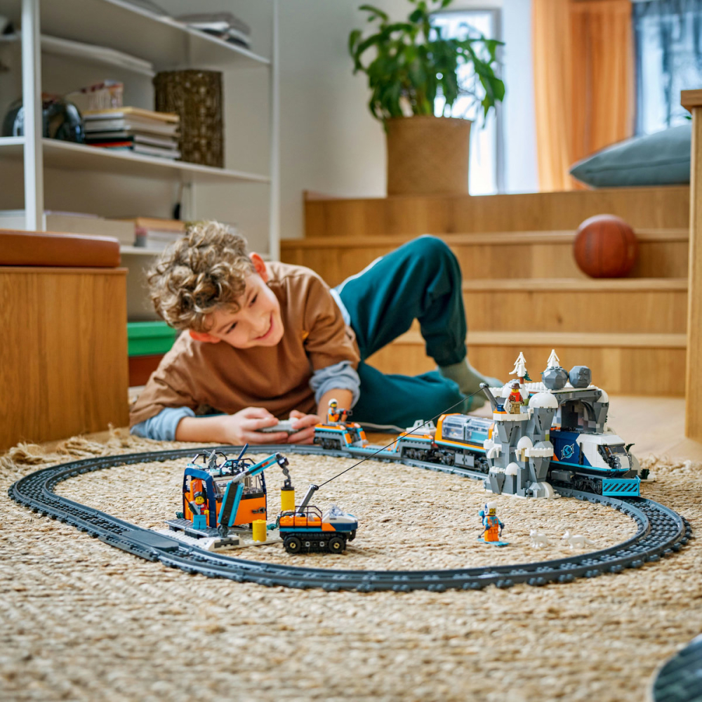  LEGO City  Trenul expres al exploratorilor spre Polul Arctic, copii varsta  7 + ani [7]