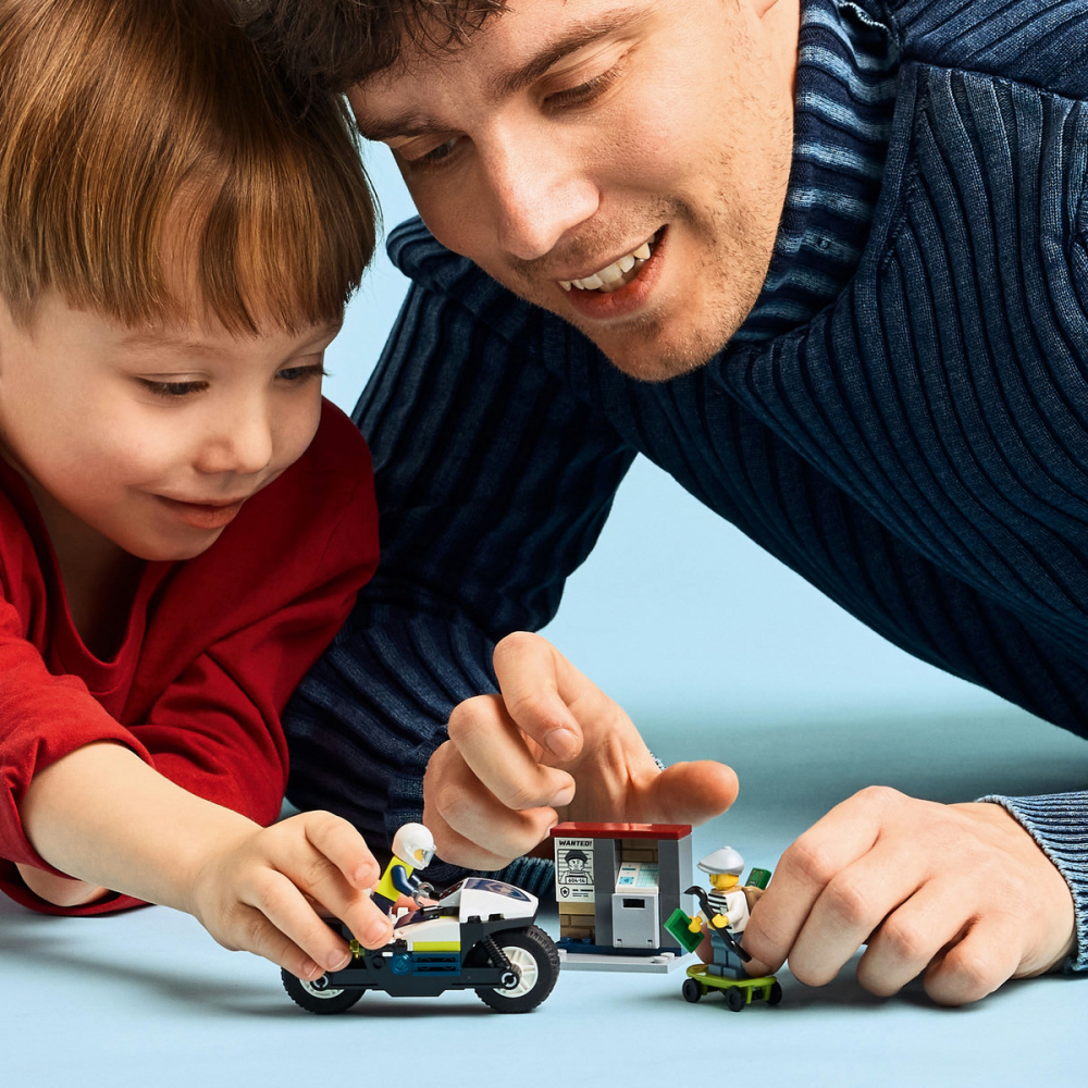  LEGO City Urmarire cu motocicleta de politie pentru copii cu varsta de 4 + ani [7]