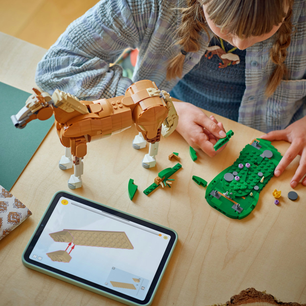  LEGO Creator  Cal frumos, copii varsta  9 + ani [6]