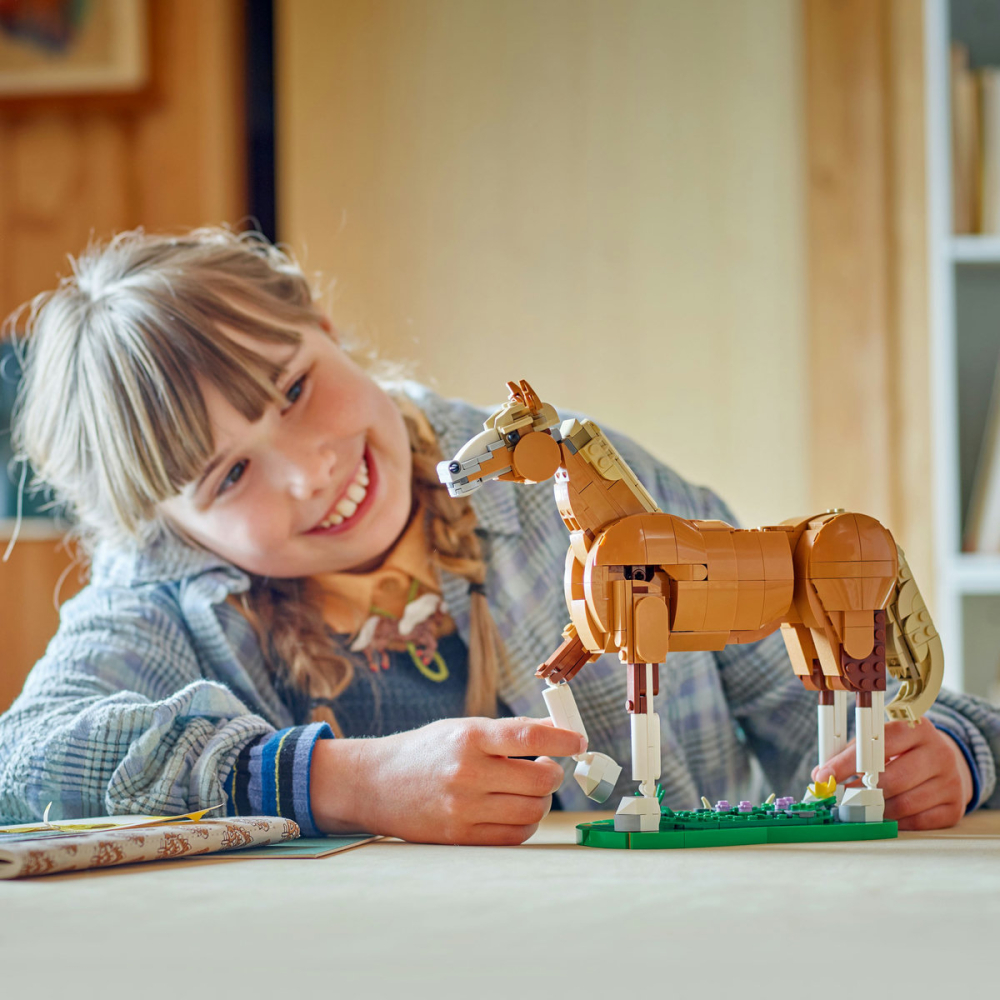  LEGO Creator  Cal frumos, copii varsta  9 + ani [4]