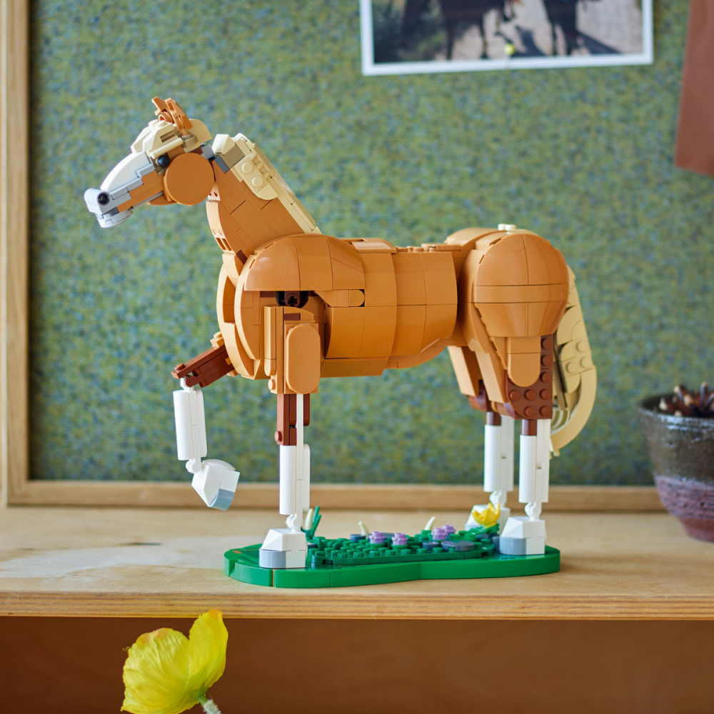  LEGO Creator  Cal frumos, copii varsta  9 + ani [8]