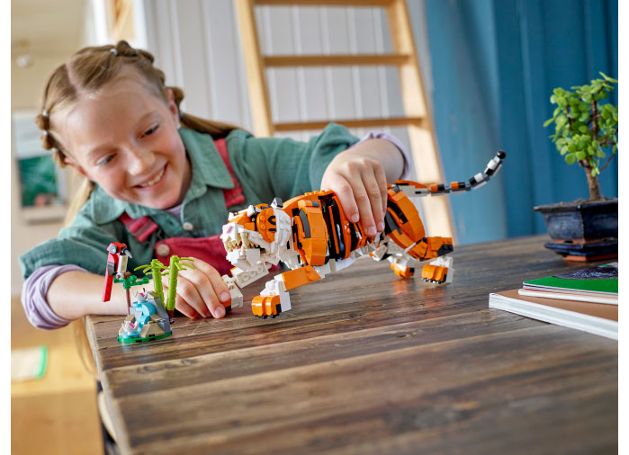 Lego creator Tigru maiestuos, varsta de la 9 ani la +15 ani [9]