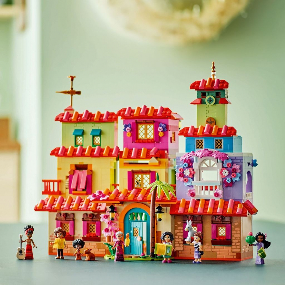 Lego disney casa magica a familiei madrigal 43245, varsta de la 7 ani la 10 ani [4]