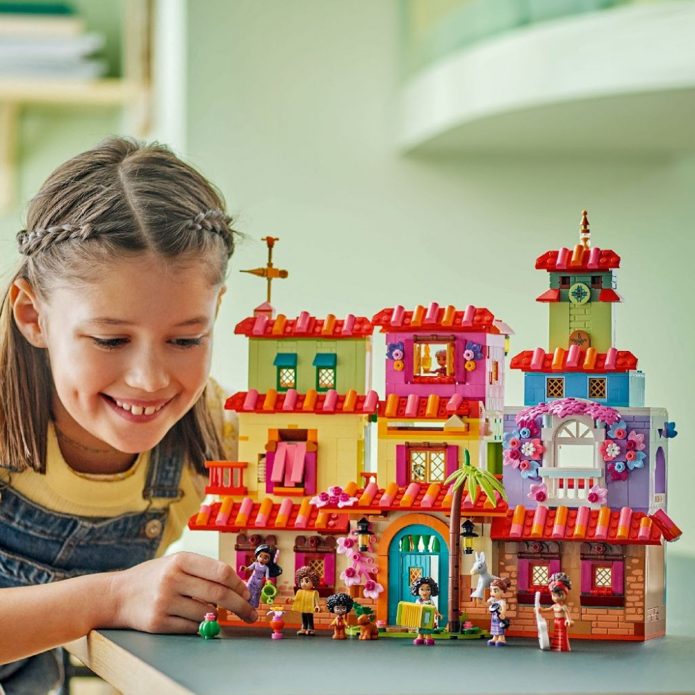 Lego disney casa magica a familiei madrigal 43245, varsta de la 7 ani la 10 ani [5]