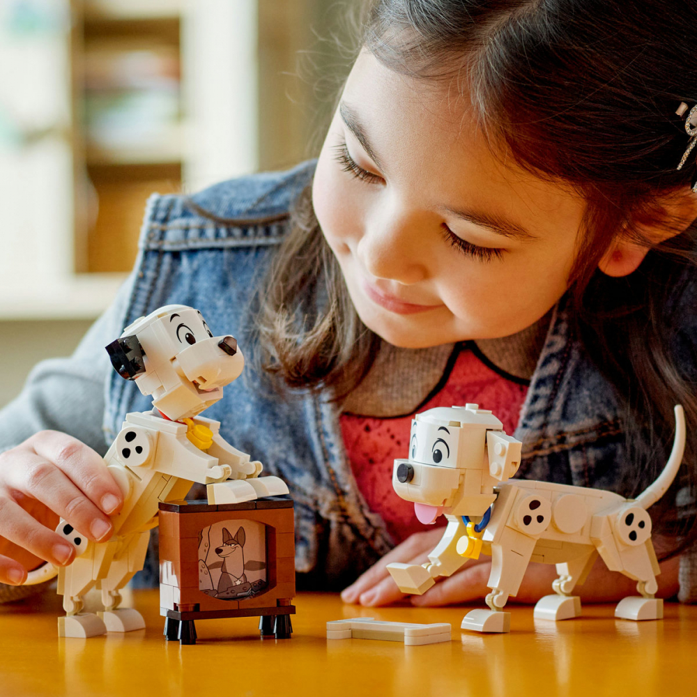  LEGO Disney Căţeluşii Lucky şi Penny din 101 dalmaţieni pentru copii cu varsta de 6 + ani [7]
