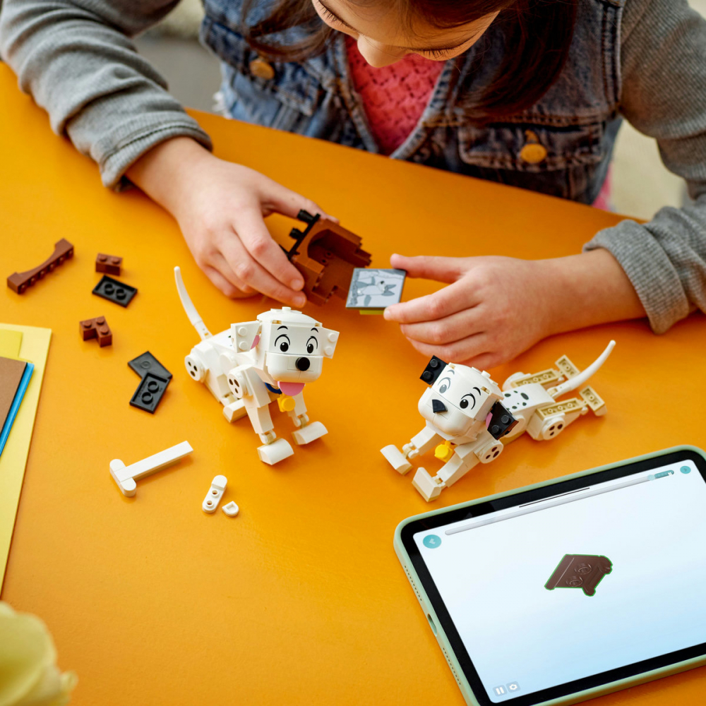  LEGO Disney Căţeluşii Lucky şi Penny din 101 dalmaţieni pentru copii cu varsta de 6 + ani [6]