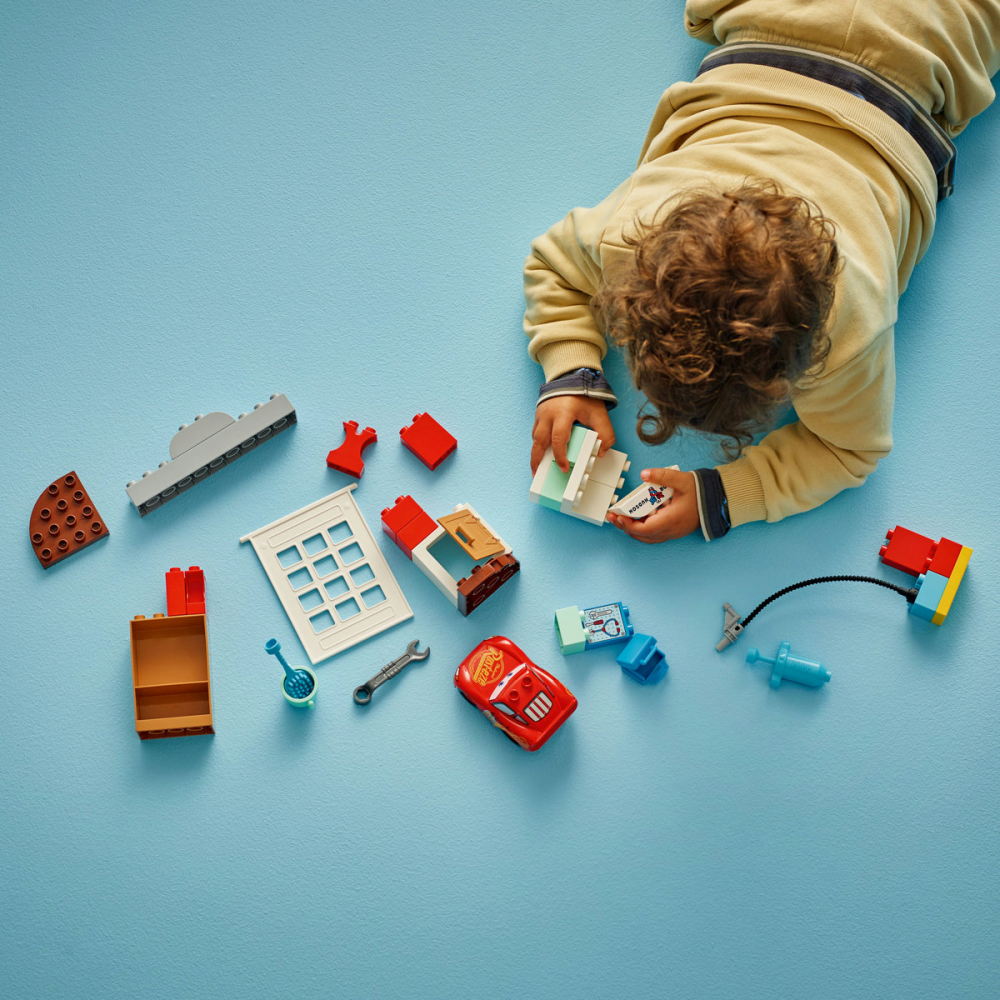  LEGO DUPLO Vizita lui McQueen la garajul lui Doc pentru copii cu varsta de 2 + ani [6]