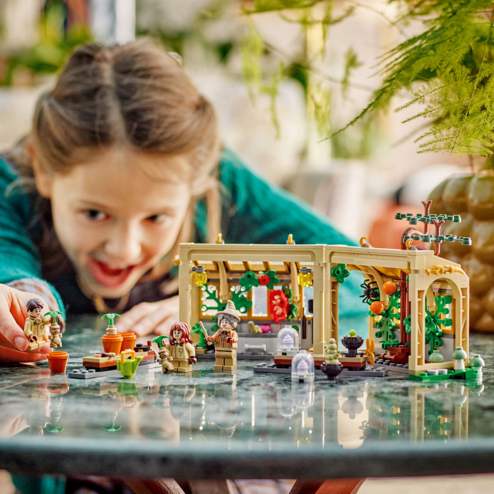  LEGO Harry Potter Castelul Hogwarts: Lecţia de ierbologie pentru copii cu varsta de 8 + ani [7]
