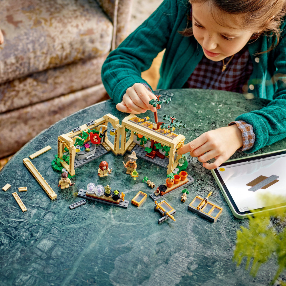  LEGO Harry Potter Castelul Hogwarts: Lecţia de ierbologie pentru copii cu varsta de 8 + ani [6]