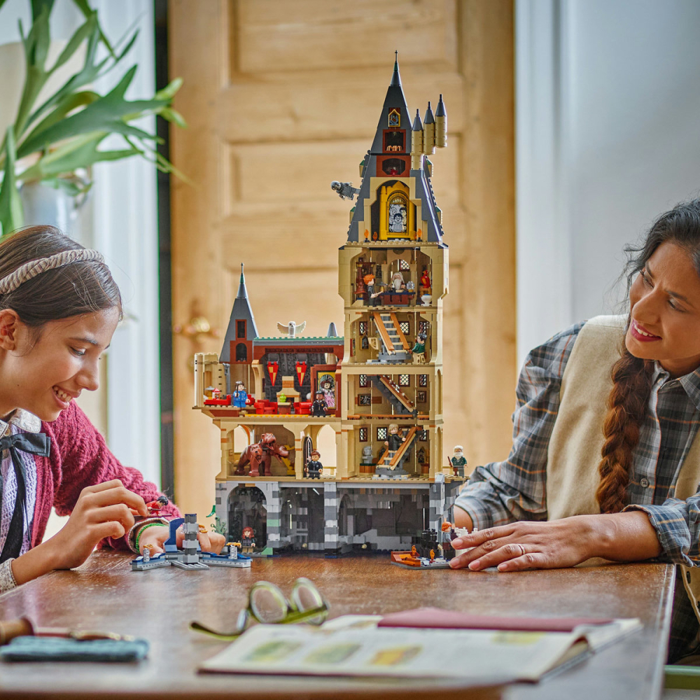  LEGO Harry Potter  Castelul Hogwarts: Turnul principal, copii varsta  10 + ani [7]
