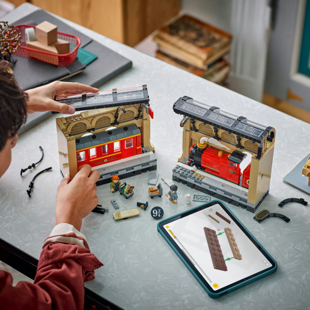  LEGO Harry Potter Colţul cu cărţi: Expresul Hogwarts pentru copii cu varsta de 10 + ani [5]