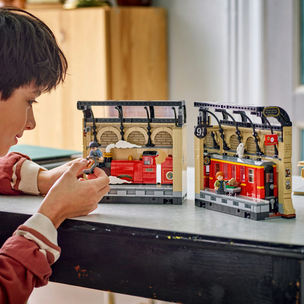  LEGO Harry Potter Colţul cu cărţi: Expresul Hogwarts pentru copii cu varsta de 10 + ani [6]