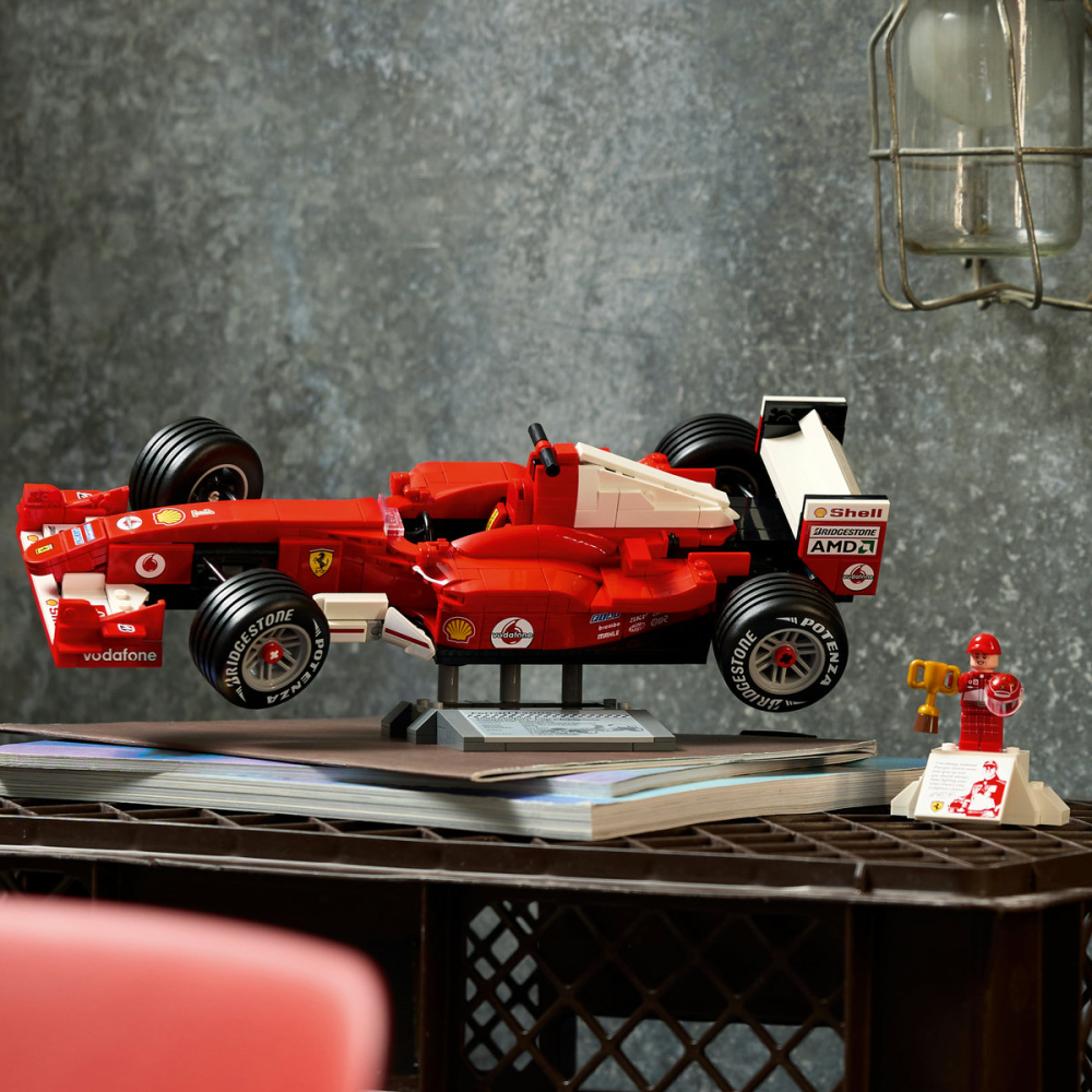  LEGO Icons (Creator Expert)  Ferrari F2004 și Michael Schumacher varsta  18 + ani [10]