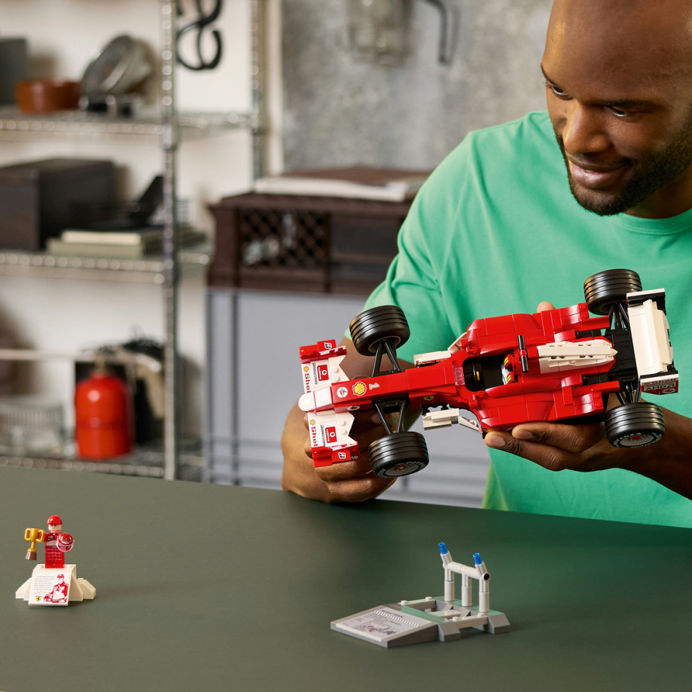  LEGO Icons (Creator Expert)  Ferrari F2004 și Michael Schumacher varsta  18 + ani [4]