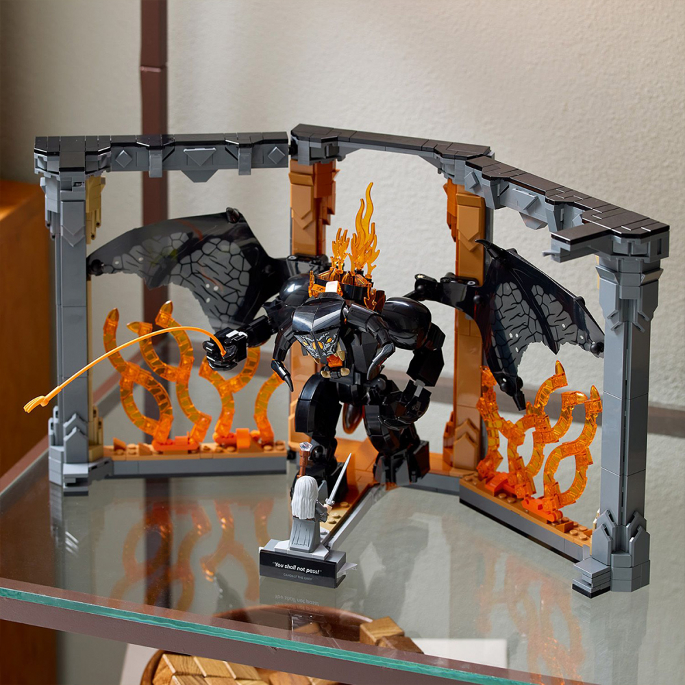  LEGO Icons (Creator Expert) Stăpânul inelelor: Dioramă pentru bibliotecă cu un Balrog pentru copii cu varsta de 18 + ani [7]