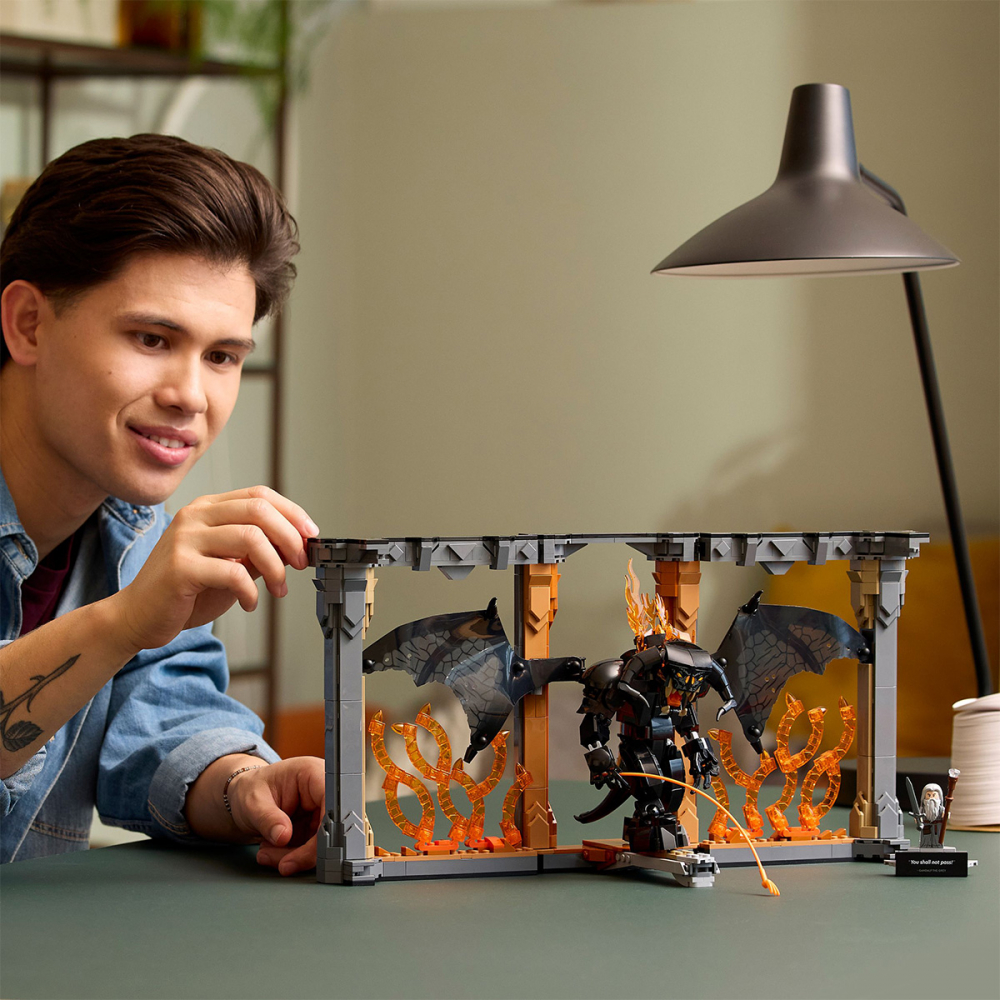 LEGO Icons (Creator Expert) Stăpânul inelelor: Dioramă pentru bibliotecă cu un Balrog pentru copii cu varsta de 18 + ani [4]