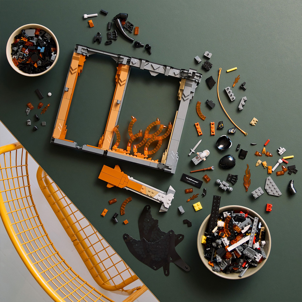  LEGO Icons (Creator Expert) Stăpânul inelelor: Dioramă pentru bibliotecă cu un Balrog pentru copii cu varsta de 18 + ani [5]