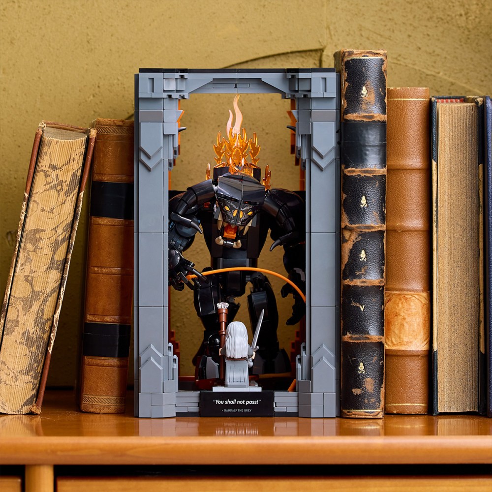  LEGO Icons (Creator Expert) Stăpânul inelelor: Dioramă pentru bibliotecă cu un Balrog pentru copii cu varsta de 18 + ani [6]