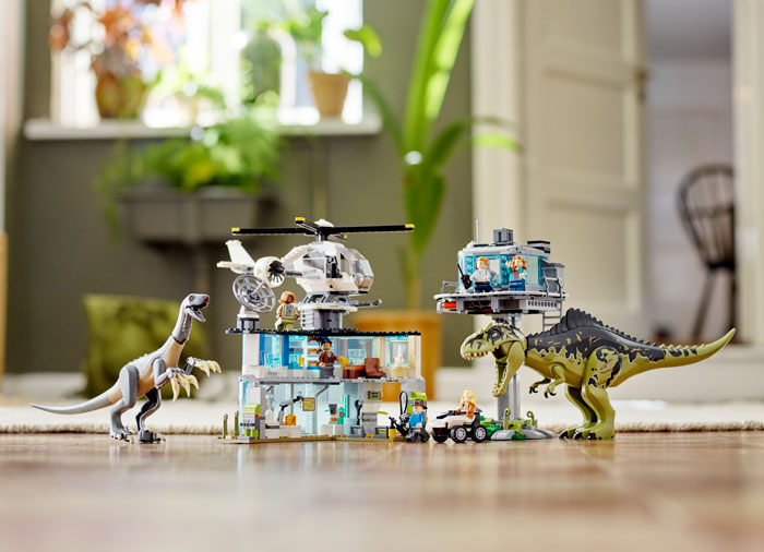 Lego jurassic world Atacul Giganotozaurului ?i Therizinosaurului, varsta de la 9 ani la 14 ani [8]