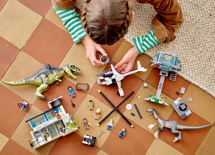 Lego jurassic world Atacul Giganotozaurului ?i Therizinosaurului, varsta de la 9 ani la 14 ani [6]