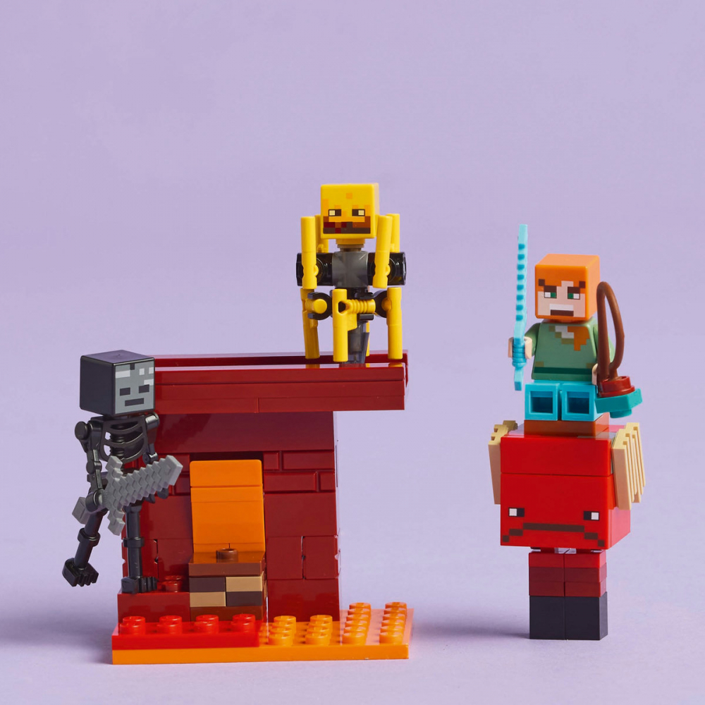 LEGO Minecraft Batalie deasupra lavei în Nether, varsta de la 6 ani la 8 ani [7]