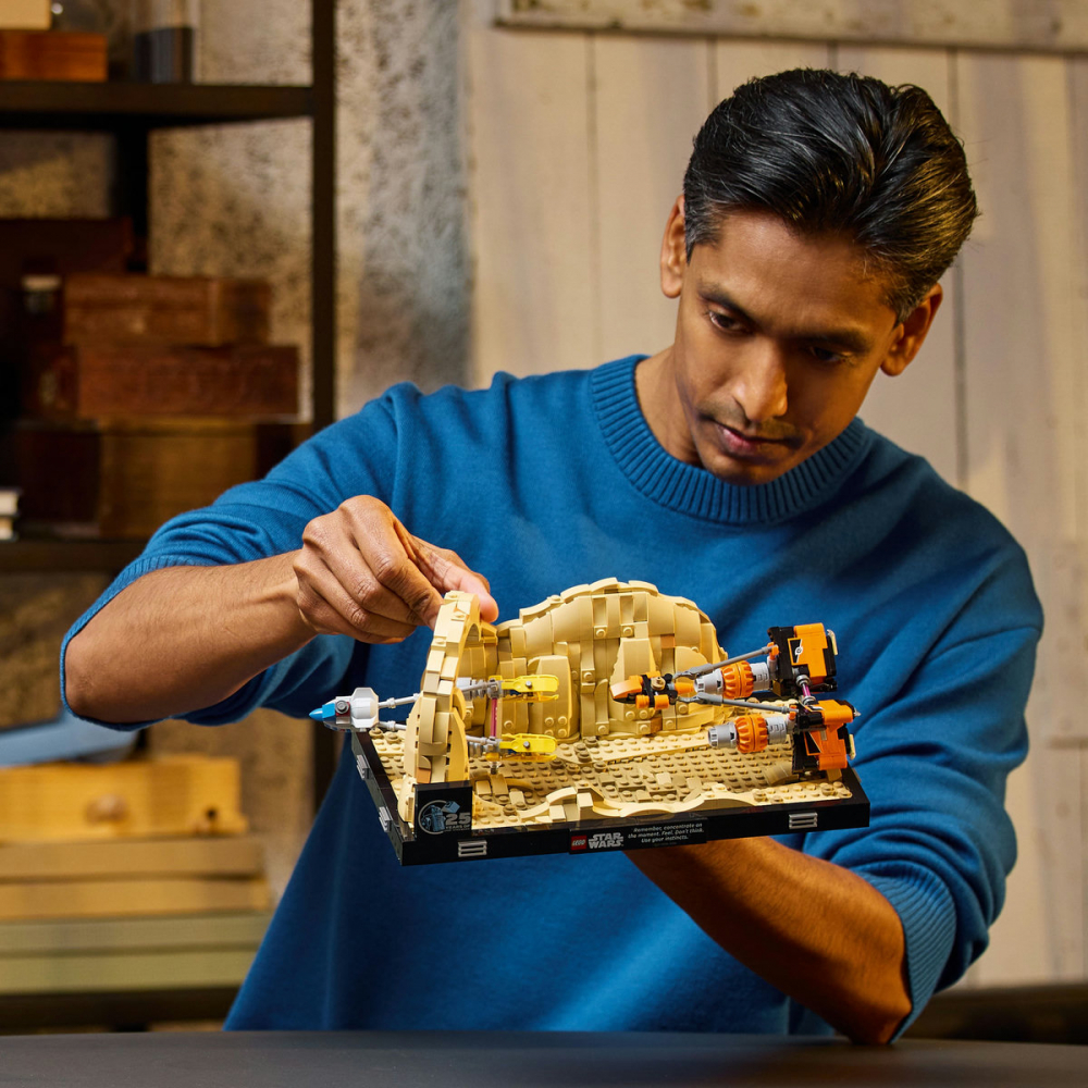 LEGO Star Wars: Diorama Cursa din Mos Espa 75380, 18 ani+, 718 piese, varsta de la 14 ani la +15 ani [5]