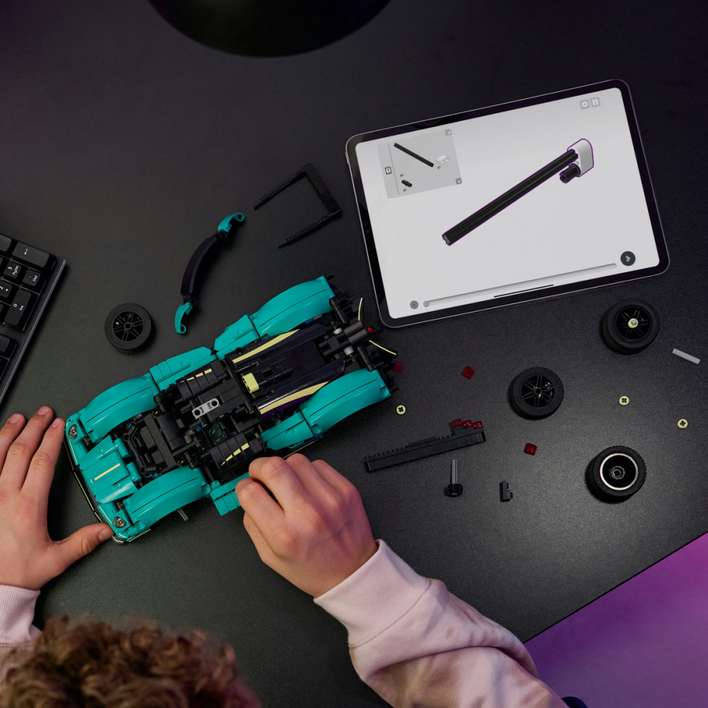  LEGO Technic Aston Martin Valkyrie pentru copii cu varsta de 9 + ani [4]