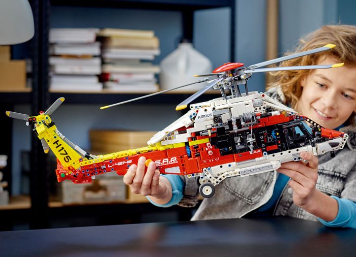Lego technic Elicopter Airbus H175, varsta de la 11 ani la +15 ani [5]