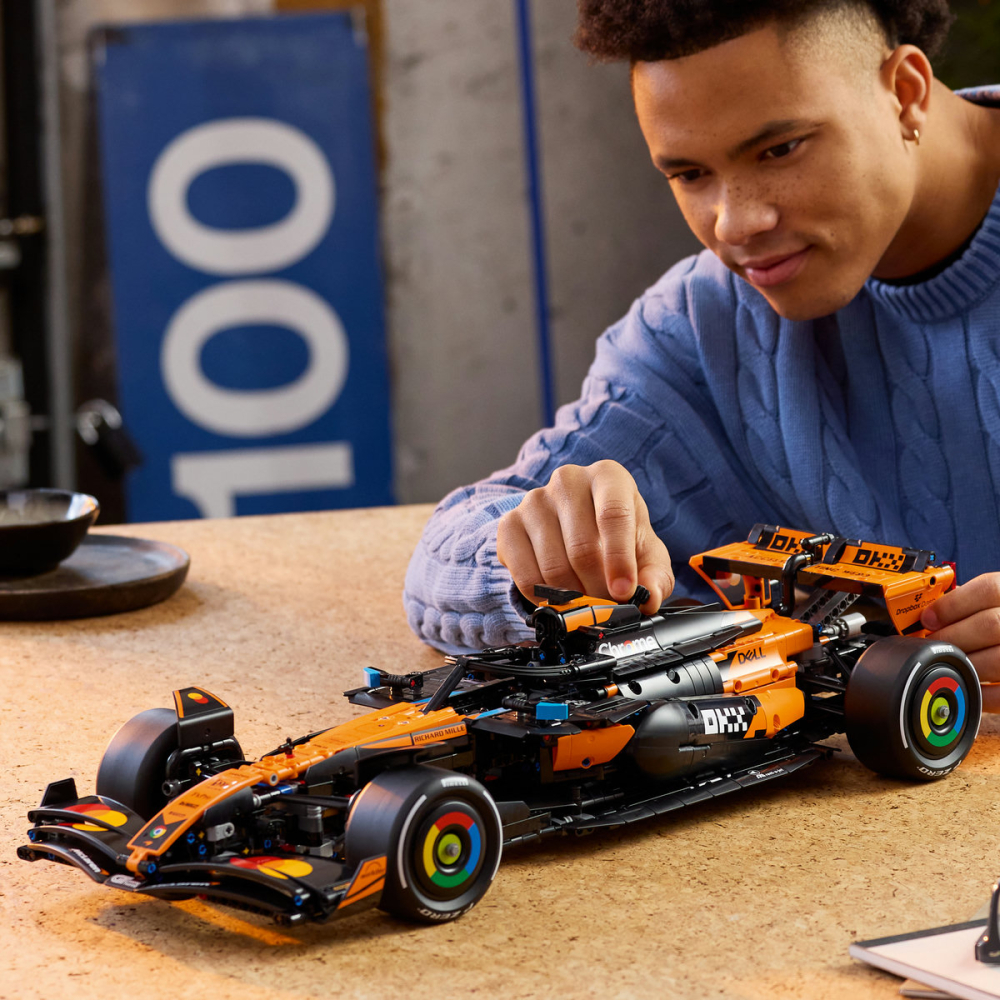  LEGO Technic  Mașina F1 McLaren MCL39 varsta  18 + ani [4]