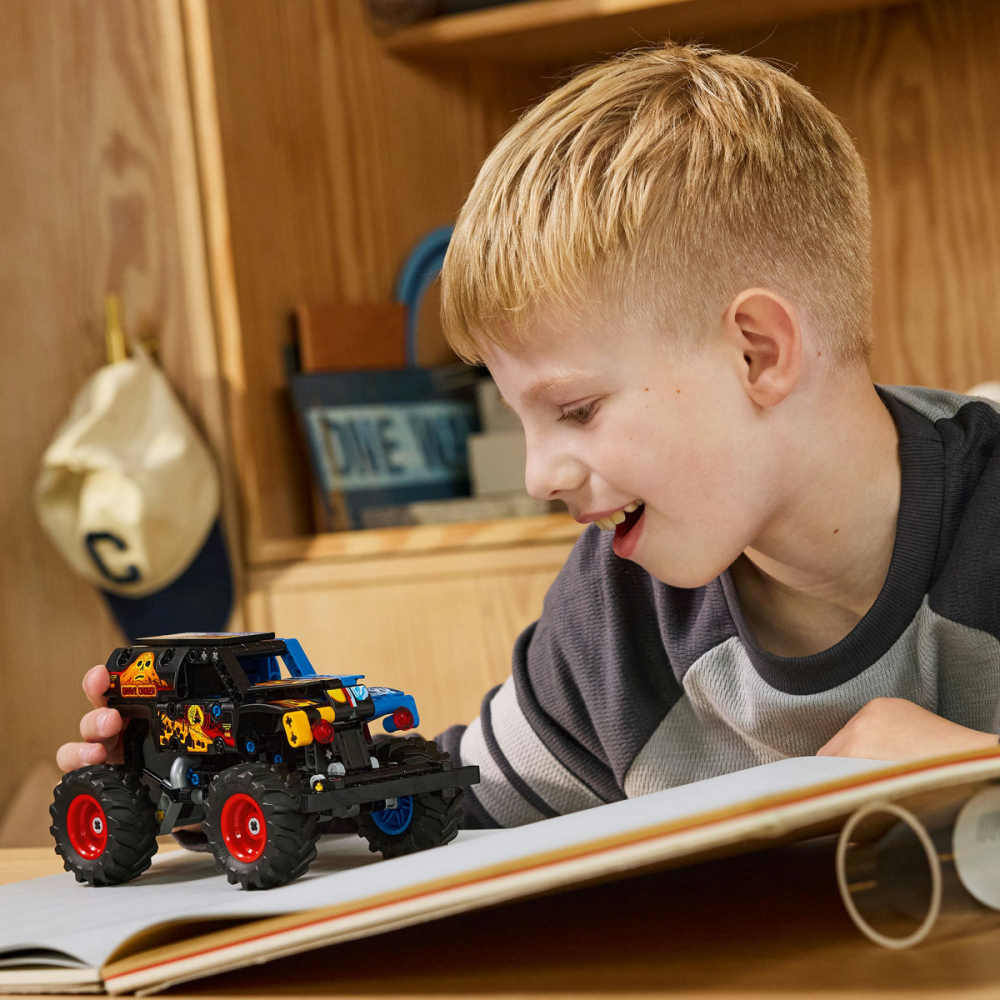  LEGO Technic  Monster Jam™ Grave Digger™ Foc și gheață copii cu varsta 7 + ani [6]