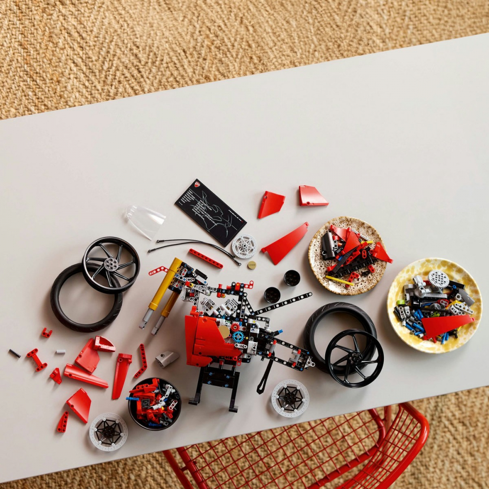 LEGO Technic: Motocicleta Ducati Panigale V4 S 42202, 18 ani+, 1603 piese, varsta de la 14 ani la +15 ani [5]