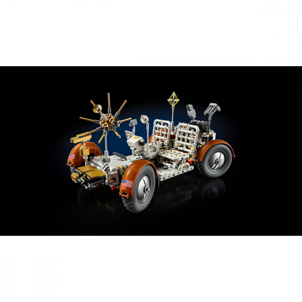 LEGO Technic Roverul selenar din misiunile NASA Apollo, varsta de la 14 ani la +15 ani [8]