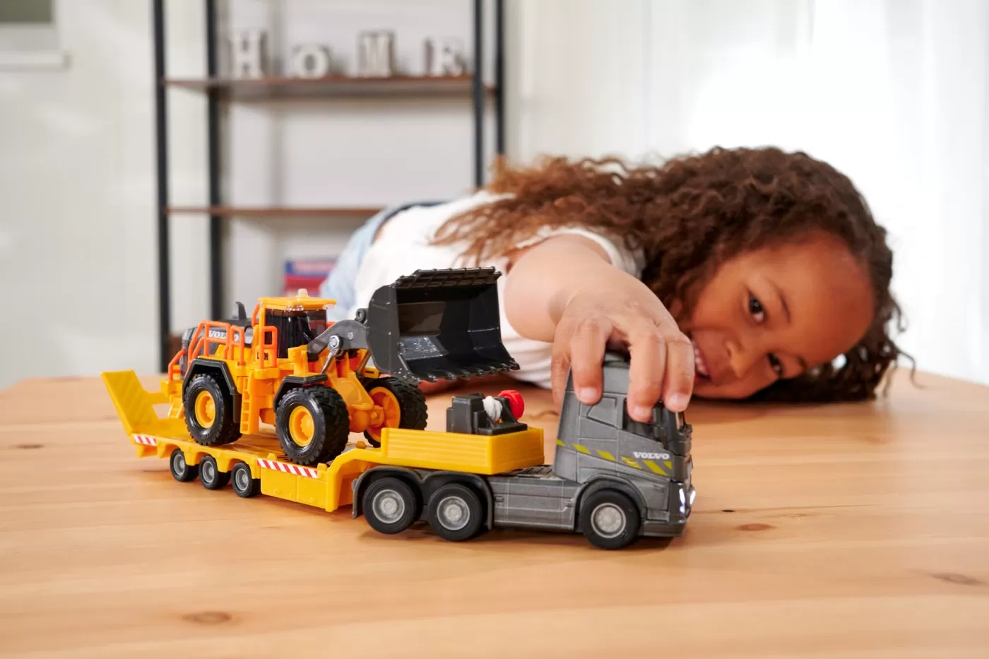 Majorette volvo  camion si incarcator frontal scara 1 la 43 [4]