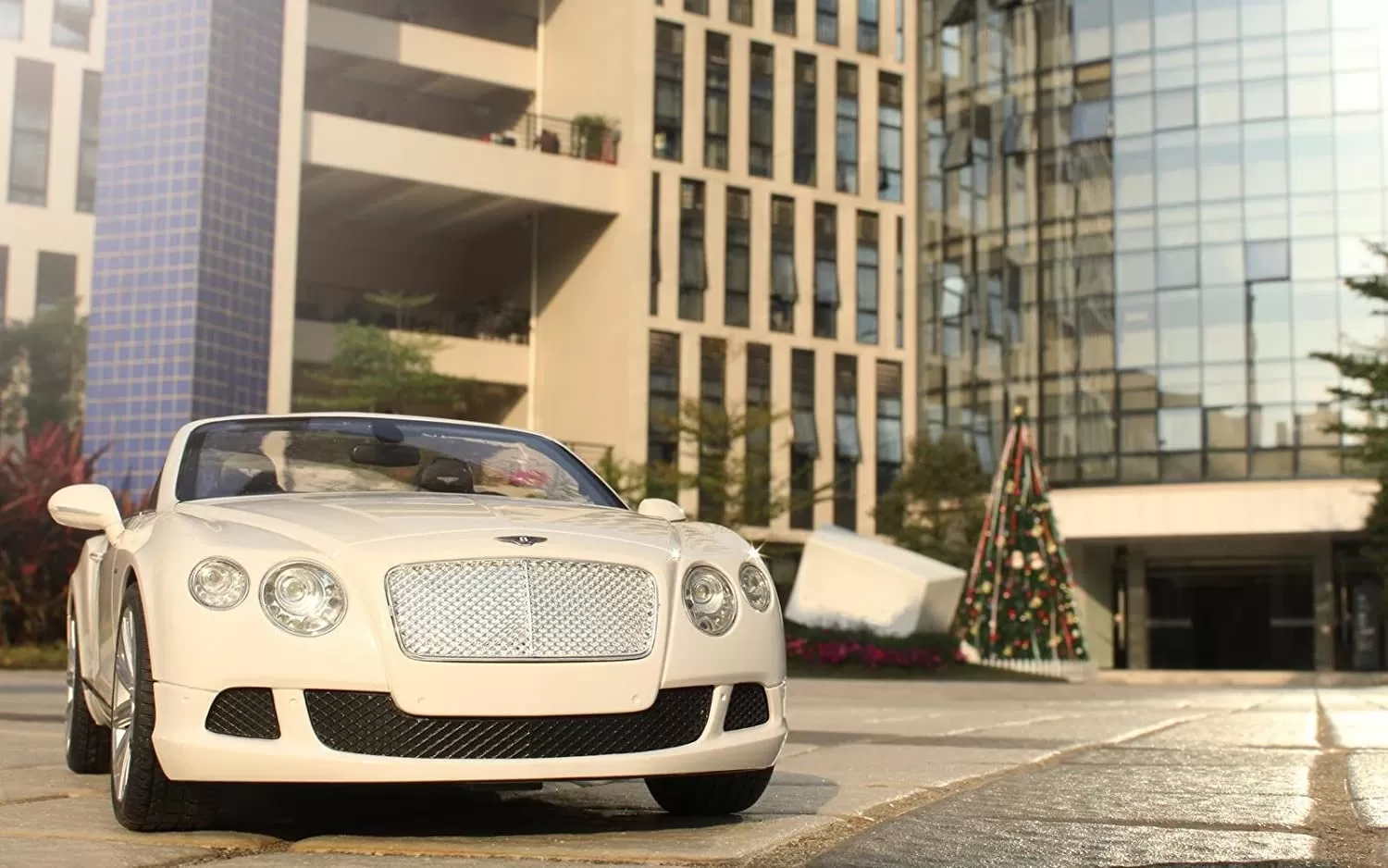 Masina cu telecomanda bentley continetal gt alb cu scara 1 la 12, varsta de la 3 ani la +15 ani [9]