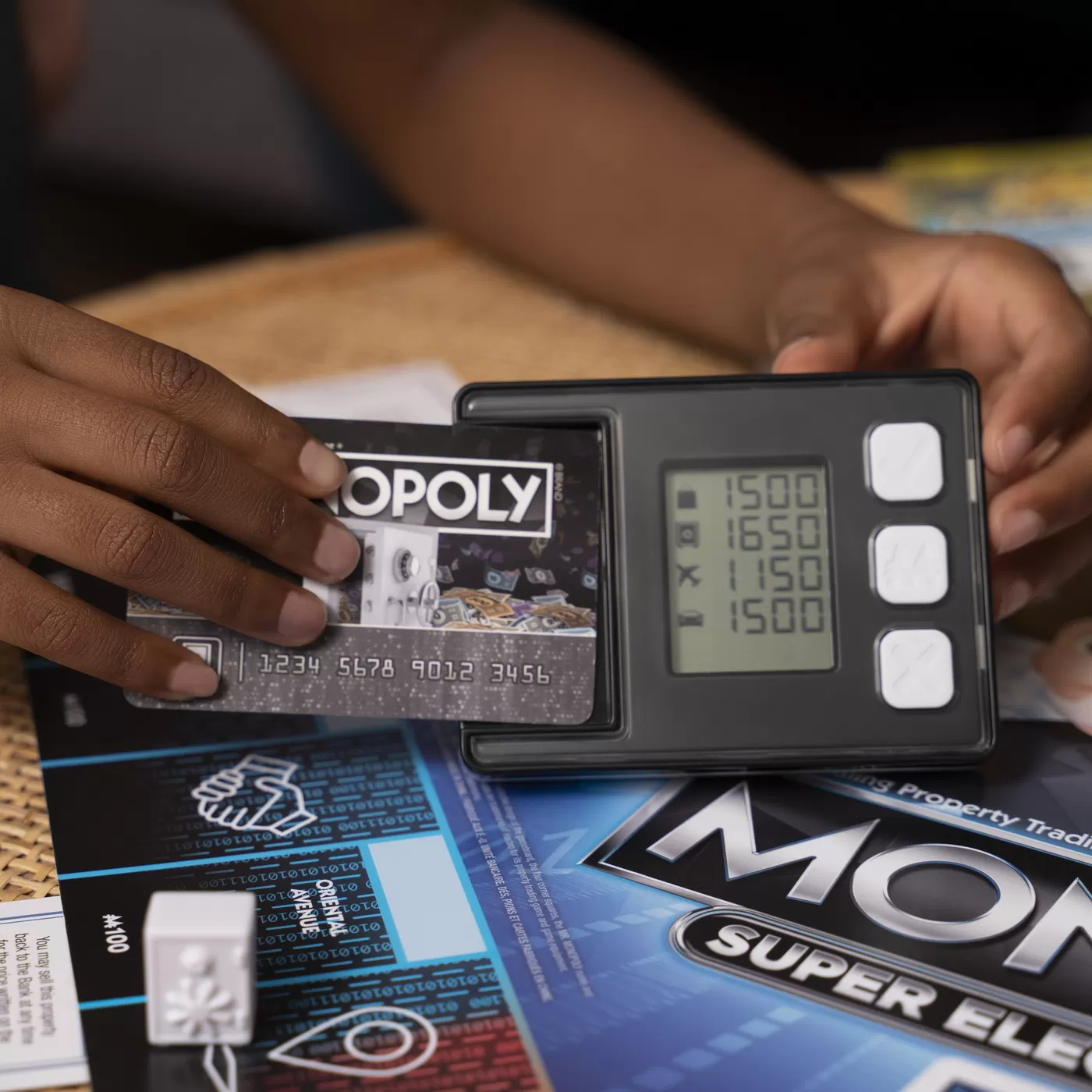 Joc Monopoly Super Electronic Banking - Castiga tot, varsta de la 8 ani la +15 ani [3]
