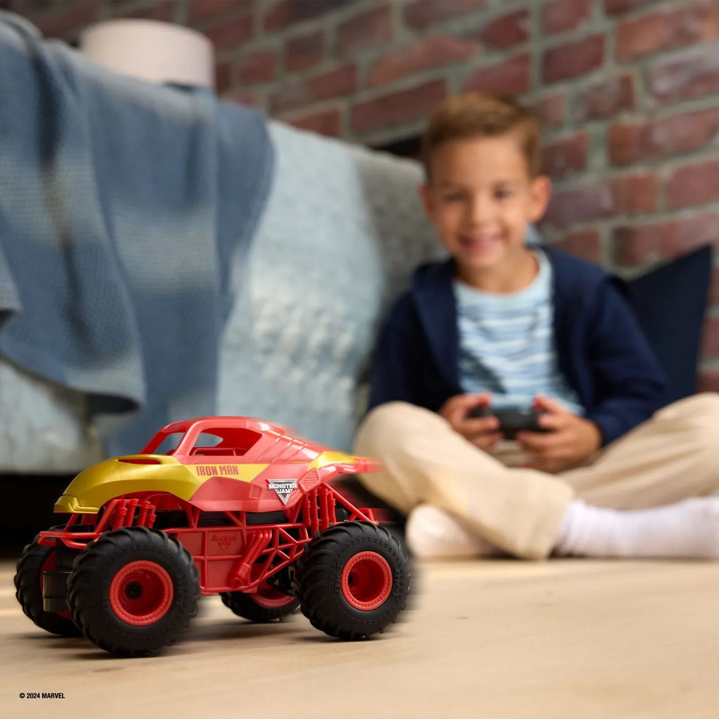 Monster jam marvel camion gigant cu telecomanda  iron man scara 1 la 24, copii 4 ani pana la 11 ani [3]