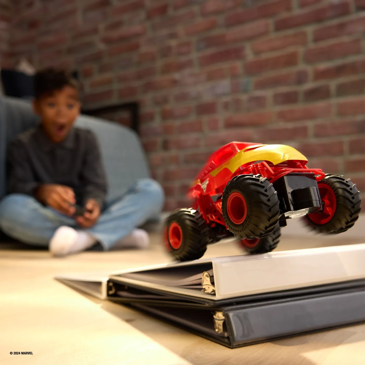 Monster jam marvel camion gigant cu telecomanda  iron man scara 1 la 24, copii 4 ani pana la 11 ani [6]