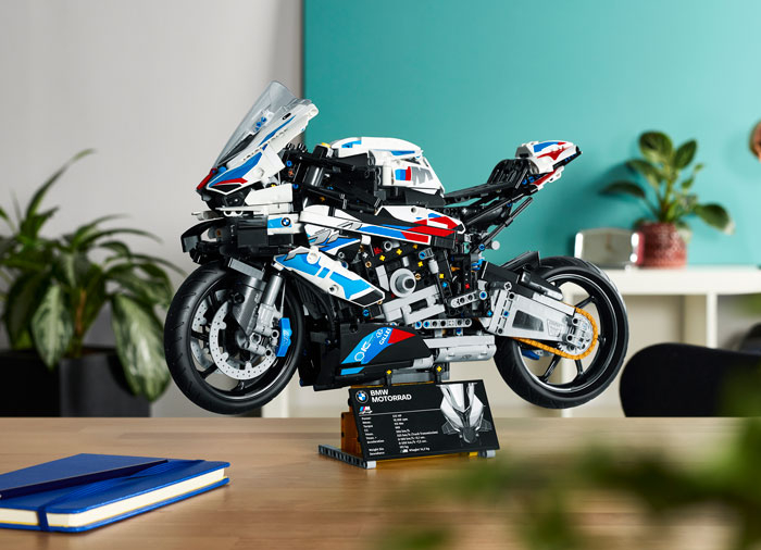 LEGO Technic: BMW M 1000 RR 42130, 18 ani+, 1920 piese, varsta de la 14 ani la +15 ani [4]