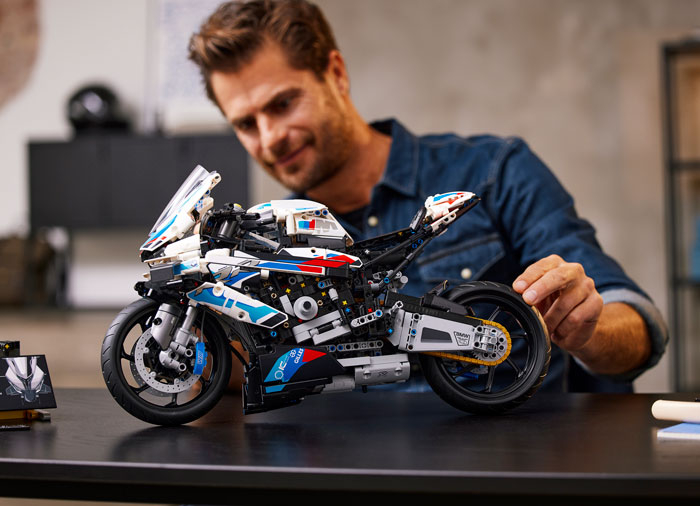 LEGO Technic: BMW M 1000 RR 42130, 18 ani+, 1920 piese, varsta de la 14 ani la +15 ani [5]