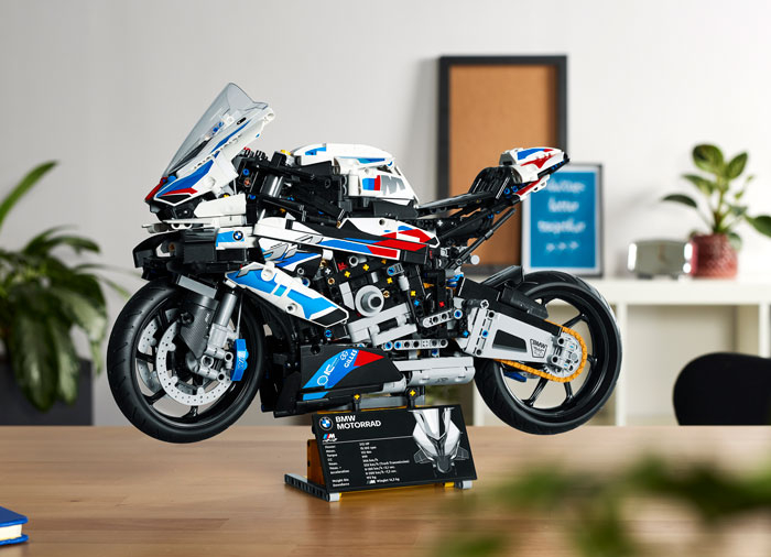 LEGO Technic: BMW M 1000 RR 42130, 18 ani+, 1920 piese, varsta de la 14 ani la +15 ani [3]