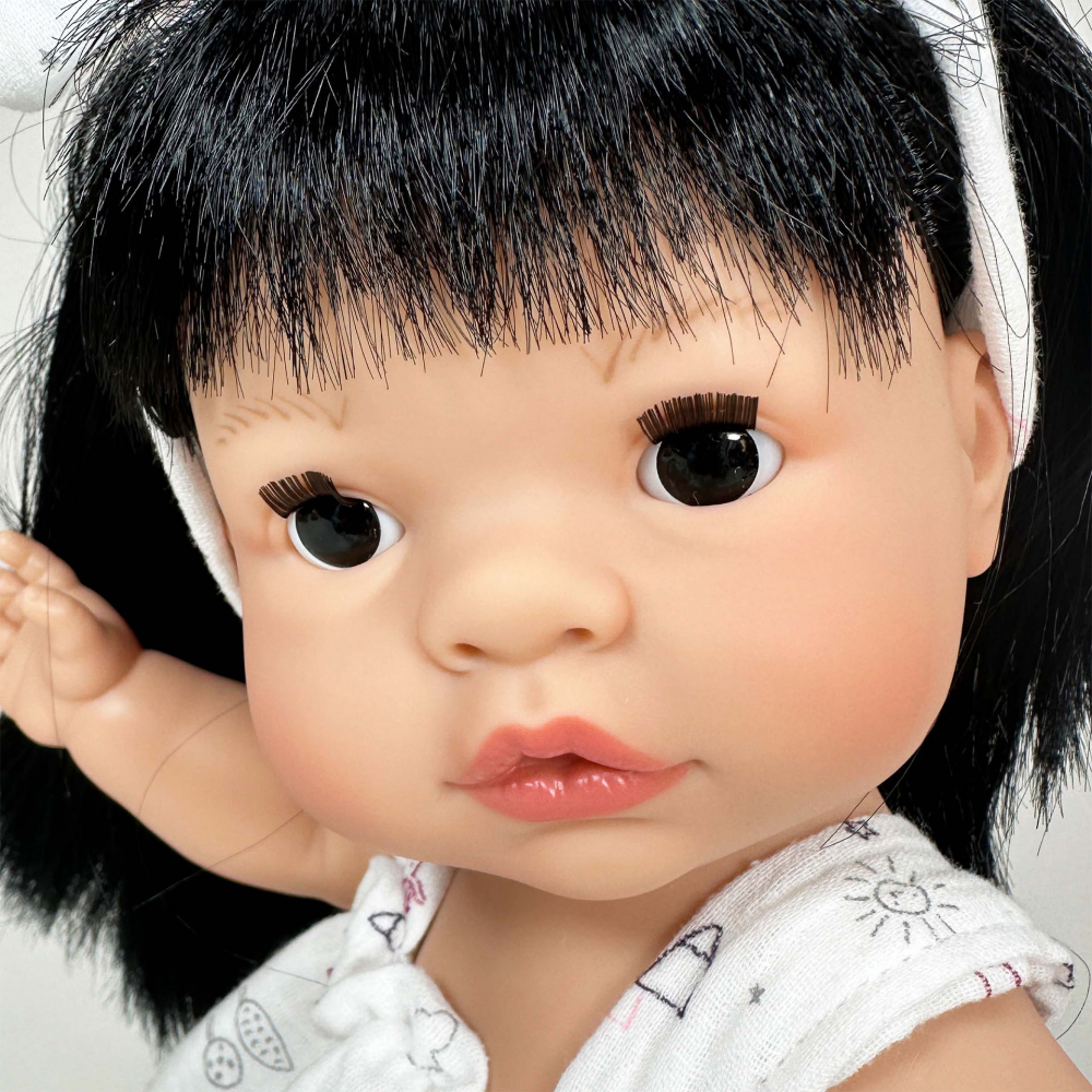 Papusa Nines D'Onil, Joy, cu parul brunet, cu rochie alba, cu miros de vanilie, 37 cm, copii varsta 3 ani+,6 ani+,8 ani+ [2]