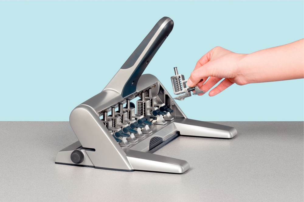 Perforator 4 perforatii 30 coli  model 5114 argintiu leitz [3]