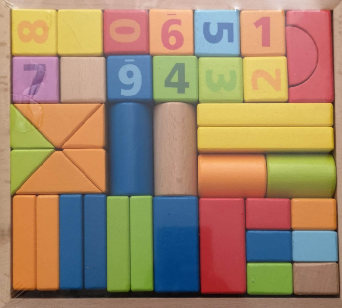 Set cuburi colorate din lemn pentru construit. [3]