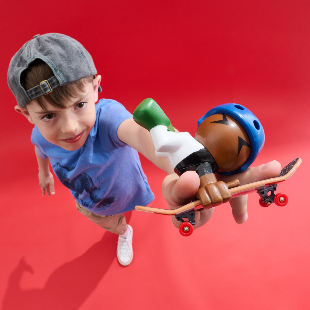 Tech dech sk8 crew pachet 2 seturi placa si figurina 9.6cm sapca neagra si casca albastra, varsta de la 5 ani la 12 ani [3]