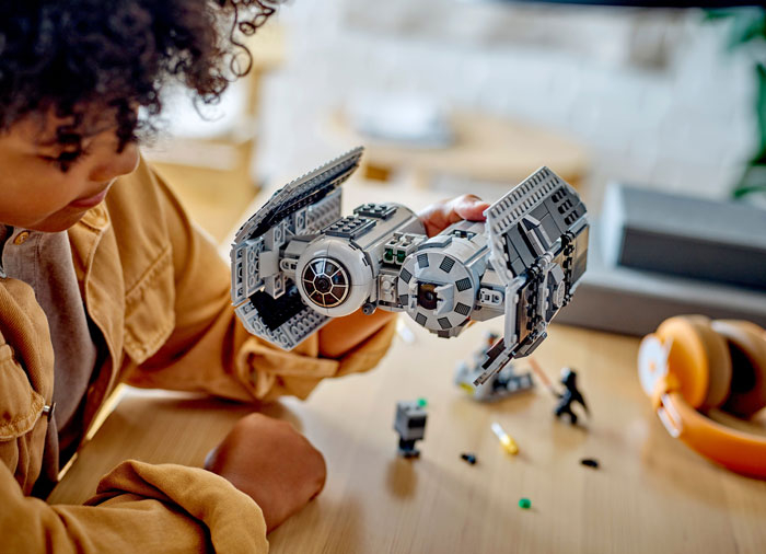 TIE Bomber, varsta de la 9 ani la +15 ani [6]