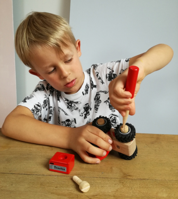 Jucarie Tractor din lemn cu piese de insurubat, Egmont toys [2]