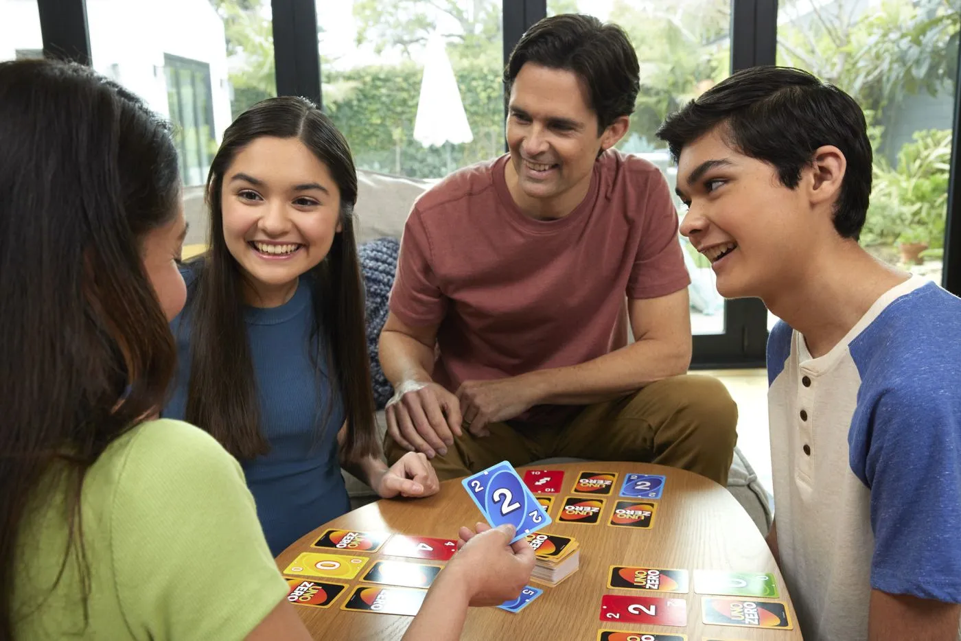 Uno joc de carti zero , copii varsta 7 ani pana la +15 ani [4]