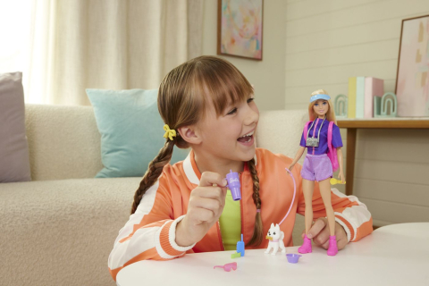 Barbie family and friends set papusa barbie malibu si accesorii aventuri [3]